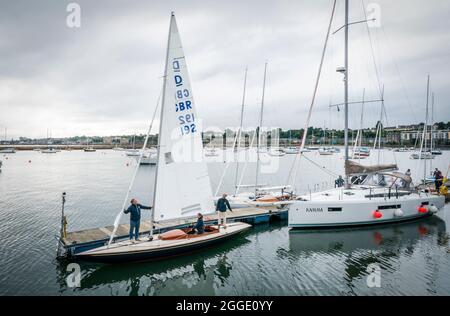 Die Besatzung der alten Segelyacht Bluebottle des Duke of Edinburgh, Skipper Graham Bailey (rechts), seine Frau Julia (Mitte) und David Heritage (links), an Bord des Bootes im Royal Forth Yacht Club, bevor sie am Edinburgh Cup im Firth of Forth teilnahm. Bilddatum: Dienstag, 31. August 2021. Stockfoto