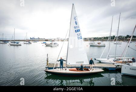 Die Besatzung der alten Segelyacht Bluebottle des Duke of Edinburgh, Skipper Graham Bailey (rechts), seine Frau Julia (Mitte) und David Heritage (links), an Bord des Bootes im Royal Forth Yacht Club, bevor sie am Edinburgh Cup im Firth of Forth teilnahm. Bilddatum: Dienstag, 31. August 2021. Stockfoto