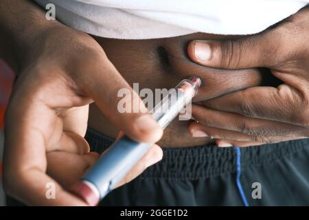 Junger Mann Hand mit Insulin-Stift Nahaufnahme Stockfoto