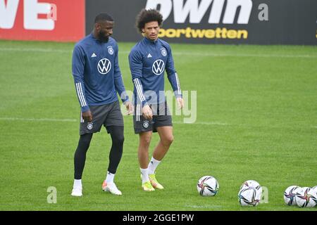 Stuttgart. 31. August 2021. Von rechts: Leroy SANE, Antonio RUEDIGER, Trainingsnationalmannschaft Fußball, WM-Qualifikation, am 31. August 2021 in Stuttgart. Kredit: dpa/Alamy Live Nachrichten Stockfoto