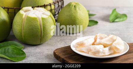 Frischer Pomelo auf grauem Zement-Hintergrund für Mid-Autumn Festival Fruit. Stockfoto