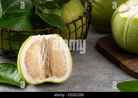 Frischer Pomelo auf grauem Zement-Hintergrund für Mid-Autumn Festival Fruit. Stockfoto