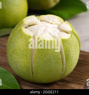 Frischer Pomelo auf grauem Zement-Hintergrund für Mid-Autumn Festival Fruit. Stockfoto