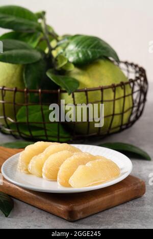 Frischer Pomelo auf grauem Zement-Hintergrund für Mid-Autumn Festival Fruit. Stockfoto
