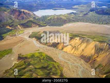 Auf der linken Berghütte mit Campingplatz hinter Frostastaoavatn, Luftaufnahme Landmannalaugar, Fjallabak Nature Reserve, Suourland, Island Stockfoto