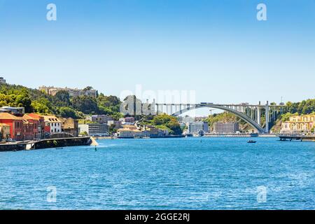 Porto und Vila Nova de Gaia mit der Arrabida-Brücke über den Douro-Fluss dazwischen, Portugal Stockfoto