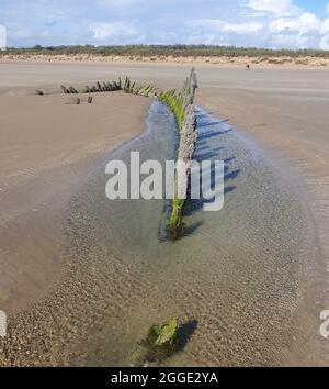 Schiffswrack am Strand von Cefn Sands im Pembrey Country Park in Carmarthenshire South Wales UK, einem beliebten walisischen Touristenreiseort und einer beliebten Küste Stockfoto