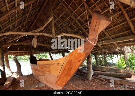 Traditionelles mikronesisches Kanu im Bau im Museum Village, Yap Island, Caroline Islands, Föderierte Staaten von Mikronesien Stockfoto