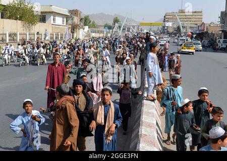 Kandahar, Afghanistan. August 2021. Menschen werden auf einer Straße in Kandahar, im Süden Afghanistans, gesehen, 31. August 2021. Die Taliban begrüßten den Rückzug der USA aus Afghanistan am frühen Dienstag, nachdem die letzten US-Truppen den Flughafen Kabul verlassen hatten, um einen 20-jährigen Invasionskrieg im asiatischen Land zu beenden. Quelle: Sanaullah Seiam/Xinhua/Alamy Live News Stockfoto