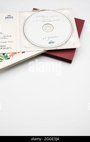 Musik-cd aus der Klassik- und Barockzeit auf weißem Hintergrund mit freiem Textbereich Stockfoto