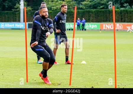 ZEIST, NIEDERLANDE - 31. AUGUST: Memphis Depay aus den Niederlanden während der Niederländischen Trainingssitzung auf dem KNVB Campus am 31. August 2021 in Zeist, Niederlande (Foto: Jeroen Meuwsen/Orange Picches) Stockfoto