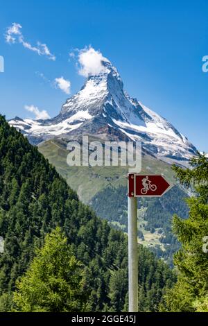 Radweg Wegweiser mit Matterhorn im Hintergrund, Zermatt, Wallis, Schweiz Stockfoto