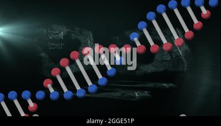DNA-Struktur dreht sich gegen mathematische Gleichungen vor schwarzem Hintergrund Stockfoto