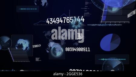Bild von sich ändernden Zahlen und Datenverarbeitung auf Bildschirmen über der Weltkarte Stockfoto