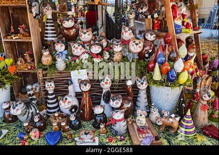 Lustige Keramikkatzen, Auer Dult, München, Bayern, Deutschland Stockfoto