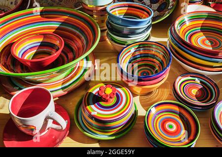 Buntes Geschirr, Auer Dult, München, Bayern, Deutschland Stockfotografie