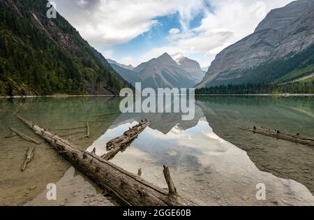 Kinney Lake, schneebedeckte Berge, die sich im See spiegeln, Whitehorn Mountain, Mount Robson Provincial Park, Provinz British Columbia, Kanada Stockfoto