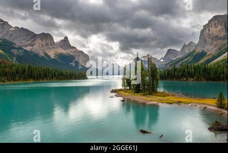 Insel in einem See, Spirit Island im Gletschersee Maligne Lake, in den Hinterbergen Mount Paul, Monkhead und Mount Warren, Maligne Valley, Jasper Stockfoto