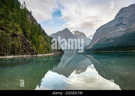 Kinney Lake, schneebedeckte Berge, die sich im See spiegeln, Whitehorn Mountain, Mount Robson Provincial Park, Provinz British Columbia, Kanada Stockfoto