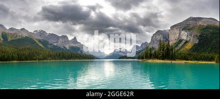 Türkisblauer Gletschersee, Maligne Lake, Berge Mount Paul, Monkhead und Mount Warren im Hintergrund, Maligne Valley, Herbst, Jasper National Park Stockfoto