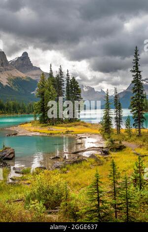 Spirit Island, Ufer des Maligne Lake, Berge Mount Paul, Monkhead und Mount Warren im Hintergrund, Maligne Valley, Herbst, Jasper National Park Stockfoto