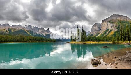 Spirit Island, Ufer des Maligne Lake, Berge Mount Paul, Monkhead und Mount Warren im Hintergrund, Maligne Valley, Herbst, Jasper National Park Stockfoto