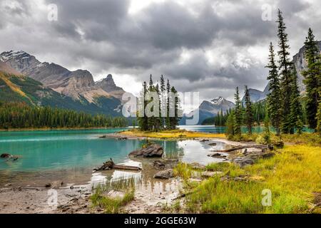 Spirit Island, Ufer des Maligne Lake, Berge Mount Paul, Monkhead und Mount Warren im Hintergrund, Maligne Valley, Herbst, Jasper National Park Stockfoto