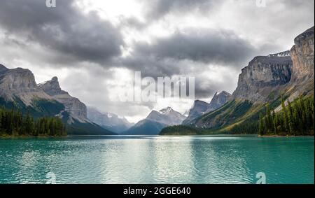 Türkisblauer Gletschersee, Maligne Lake, Berge Mount Paul, Monkhead und Mount Warren im Hintergrund, Maligne Valley, Herbst, Jasper National Park Stockfoto