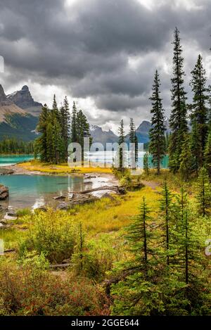 Spirit Island, Ufer des Maligne Lake, Berge Mount Paul, Monkhead und Mount Warren im Hintergrund, Maligne Valley, Herbst, Jasper National Park Stockfoto