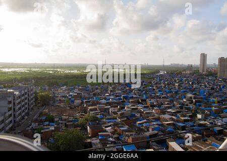 Wunderschöner Blick auf den Sonnenuntergang auf die Arie der Slums von Mumbai. Stockfoto