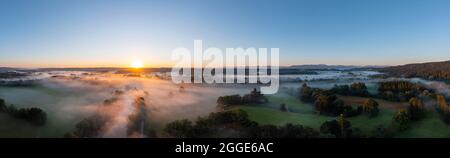 Panorama, Nebel über dem Loisach bei Eurasburg, Tölzer Land, Sonnenaufgang, Drohnenaufnahme, Voralpen, Oberbayern, Bayern, Deutschland Stockfoto