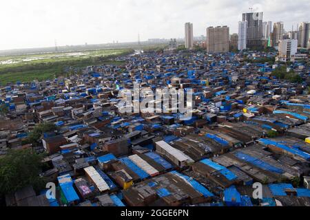 Wunderschöner Blick auf den Sonnenuntergang auf die Arie der Slums von Mumbai. Stockfoto