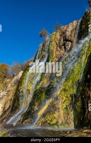 Wasserfall bei einem Überlauf des unteren Sees, UNESCO-Nationalpark, Band-E-Amir-Nationalpark, Afghanistan Stockfoto