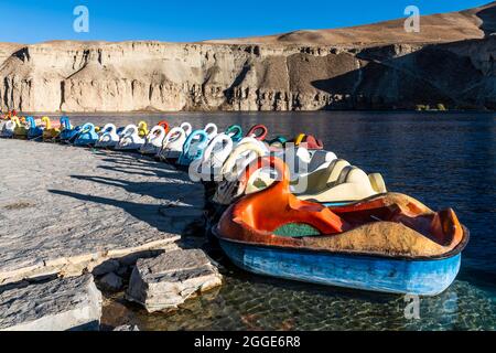 Tretboote am Ufer eines Sees im UNESCO-Nationalpark, Band-E-Amir-Nationalpark, Afghanistan Stockfoto