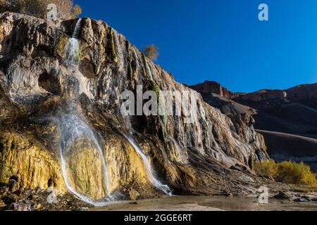 Wasserfall bei einem Überlauf des unteren Sees, UNESCO-Nationalpark, Band-E-Amir-Nationalpark, Afghanistan Stockfoto