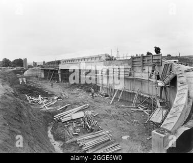 Ein Blick auf den Bau der Struktur 306 (Barn Bank Lane Bridge) auf der Birmingham to Preston Motorway (M6), der die Brücke während der Beanspruchung des vorgespannten Betons zeigt. Diese Straßenbrücke, die sich an der SJ9211419999 befindet, wurde im März 1962 eröffnet. Stockfoto