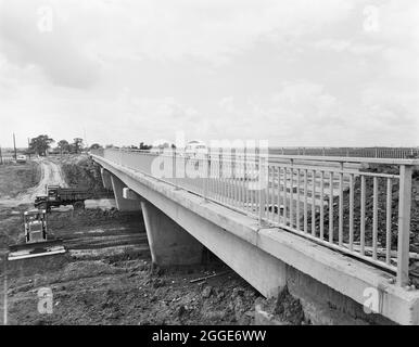 Eine Ansicht des Baus von Abschnitt B der Birmingham to Preston Motorway (M6), zeigt einen Euclid-Kipplastwagen unter Struktur 326, die Überbrücke auf der Eccleshall Road zwischen Stone und Eccleshall. Dieses Bild wurde als Teil des Breaking New Ground Project in Zusammenarbeit mit dem John Laing Charitable Trust in den Jahren 2019-20 katalogisiert. Stockfoto