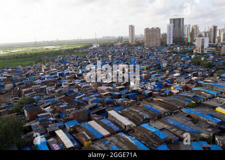 Wunderschöner Blick auf den Sonnenuntergang auf die Arie der Slums von Mumbai. Stockfoto