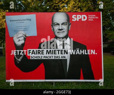 Wahlplakat der SPD, Olaf Scholz, Bundesfinanzminister und Spitzenkandidat der SPD, mit Stimmumschlag der offiziellen Post Stockfoto