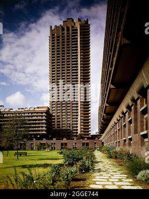 Ein Blick auf den Lauderdale Tower in Phase II des Barbican-Entwicklungsstandorts, mit Blick nach Westen über Thomas More Garden. Phase II der Barbican Entwicklung besteht aus dem Gebiet um die St. Giles-Without-Cripplegate Kirche und die Thomas More Gärten im Westen des Geländes. Der Vertrag für Phase II wurde an Turriff Limited vergeben, allerdings stoppten Verzögerungen und Arbeitskämpfe den Fortschritt im Bau. Turriff zog sich schließlich aus dem Vertrag zurück, der von John Laing und Son Ltd. Übernommen wurde Stockfoto