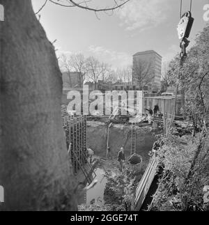 London Central Mosque und das Islamische Kulturzentrum, Park Road, Regent's Park, City of Westminster, Greater London Authority, 15/11/1974. Ein Blick über die Baustelle der London Central Mosque, der Männer zeigt, die nach starken Regenfällen in einem ausgegrabenen Gebiet arbeiten. Dieses Bild wurde als Teil des Breaking New Ground Project in Zusammenarbeit mit dem John Laing Charitable Trust in den Jahren 2019-20 katalogisiert. Stockfoto