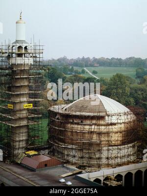 London Central Mosque und das Islamische Kulturzentrum, Park Road, Regent's Park, City of Westminster, Greater London Authority, 29/10/1976. Ein Blick auf die Fortschritte beim Bau der Londoner Central Mosque, mit Gerüsten rund um die Kuppel und das Minarett auf der Ostseite des Gebäudes. Dieses Bild wurde als Teil des Breaking New Ground Project in Zusammenarbeit mit dem John Laing Charitable Trust in den Jahren 2019-20 katalogisiert. Stockfoto