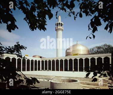 London Central Mosque und das Islamische Kulturzentrum, Park Road, Regent's Park, City of Westminster, Greater London Authority, 03/06/1977. Ein Blick auf die Londoner Central Mosque von der westlichen Grenze des Geländes aus, der die arkadenierten Höhen des nördlichen und östlichen Bereichs zeigt. Dieses Bild wurde als Teil des Breaking New Ground Project in Zusammenarbeit mit dem John Laing Charitable Trust in den Jahren 2019-20 katalogisiert. Stockfoto