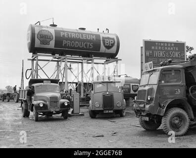 Blick auf eine Shell-BP-Tankstelle am Hauptsitz von Project D auf der Autobahn London nach Yorkshire (M1), in der Nähe von Watford Village. Die Mineralölunternehmen Royal Dutch Shell (Shell) und British Petroleum (BP) fusionierten zwischen 1932 und 1976 ihre britischen Marketingaktivitäten. Stockfoto