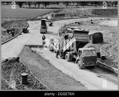 Blick auf den Bau der Autobahn Birmingham nach Preston (M6), Blick von der Struktur 369/1 an der Kreuzung 16 auf Abschnitt D der Autobahn, zeigt 'C.B.G.B.B.C.' im Gange am Kreisverkehr. Die Arbeiten auf der Autobahn Birmingham-Preston (M6) zwischen den Kreuzungen J13 und J16 begannen im Juni 1960 und wurden von John Laing Construction Ltd. Durchgeführt.Abschnitt D war 7 1/2 Meilen lang zwischen Keele und Barthomley. Das auf dem Album eingespielte 'C.B.G.B.B.B.B.C.' ist ein Verweis auf die Verlegung des betongebundenen Granular Base Course. Stockfoto