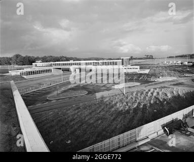 Ein Blick nach Südosten über das Keele Service Gebiet in Richtung Struktur 348 auf der Birmingham zum Preston Motorway (M6). Keele Services wurde vom Architekten Terence Verity entworfen und 1963 von Motorway Services Limited (Fortes) eröffnet. Stockfoto