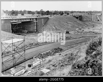 Ein Blick auf den Bau der Autobahn Birmingham nach Preston (M6), der nach Norden auf der Ostseite des Kreisel an der Kreuzung 16 an der Grenze zu Heshire zeigt, zeigt die Strukturen 369/1 und 369/2. Dieses Bild wurde als Teil des Breaking New Ground Project in Zusammenarbeit mit dem John Laing Charitable Trust in den Jahren 2019-20 katalogisiert. Stockfoto