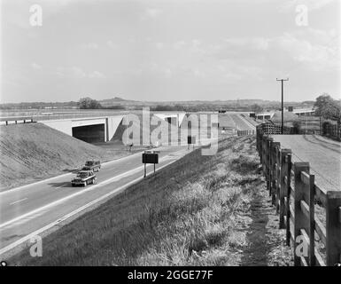 Blick nach Süden auf die Westseite der Kreuzung Stafford North (Junction 14) auf Abschnitt A der Birmingham zur Preston Motorway (M6). Die Arbeiten an der Autobahn Birmingham nach Preston (M6) zwischen den Kreuzungen J13 und J16 begannen im Juni 1960 und wurden von John Laing Construction Ltd. Durchgeführt.Abschnitt A war 51/4 Meilen lang zwischen Dunston und Whitgreave. Stockfoto