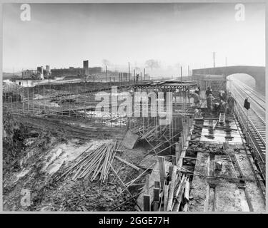 Ein Blick auf den Bau der Stafford-Umgehungsstraße auf der Autobahn Birmingham nach Preston (M6), der zeigt, dass die Brücke 302 über der Haupteisenbahn Stafford-Wolverhampton gebaut wird, die Bahnlinie entlang in Richtung Wolverhampton blickt und die Zugangsbrücke der Dunston Farm kurz vor der Fertigstellung zeigt. Die Arbeiten an der Stafford-Bypass-Straße begannen im Juni 1960 und wurden im August 1962 für den Verkehr eröffnet. Stockfoto