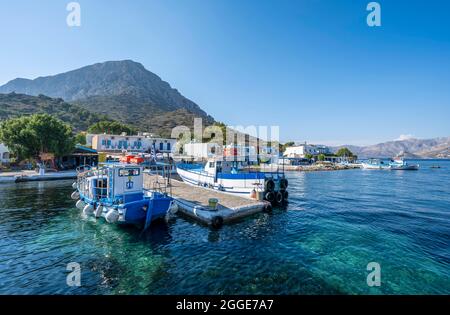 Boote im kleinen Hafen von Telendos, Kalymnos, Dodekanes, Griechenland Stockfoto